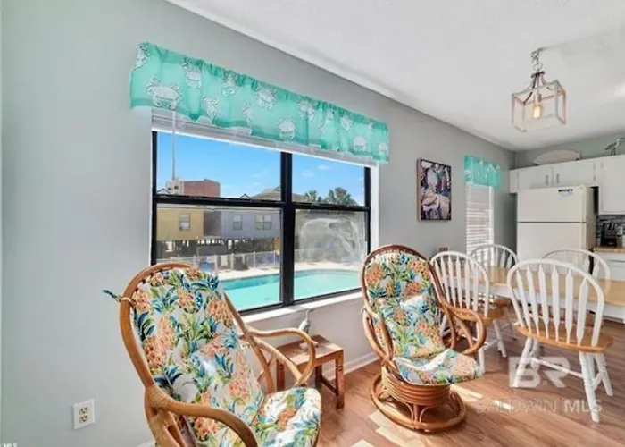 Pet Friendly Access Hangout Nearby Sleeps 6