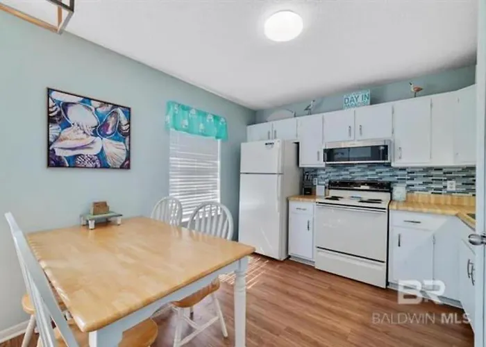 Pet Friendly Access Hangout Nearby Sleeps 6